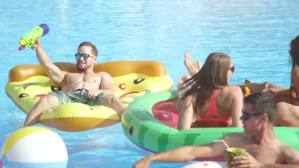 Slow Motion Fechar Grupo Sorrindo Brincalhão Amigos Desfrutando Verão Flutuações — Vídeo de Stock