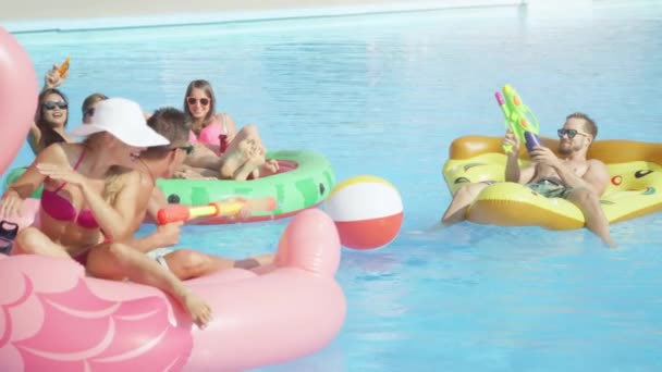 Moción Lenta Cerrar Feliz Sonriente Estudiantes Tienen Pelea Pistola Agua — Vídeos de Stock