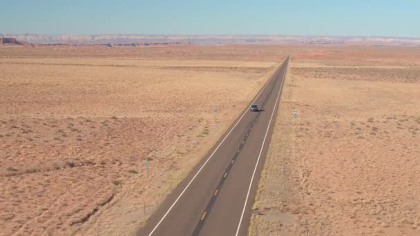 Aerial Volando Por Encima Coche Suv Negro Conduciendo Largo Camino — Vídeos de Stock