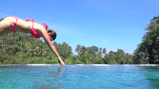 Lento Movimiento Cerrar Mujer Joven Bikini Rosa Traje Baño Saltando — Vídeo de stock