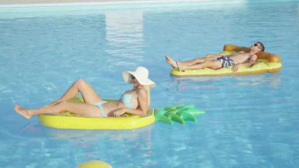 Zblízka Náladová Mladý Pár Dovolené Pizzu Ananas Floaties Bazénu Holka — Stock video