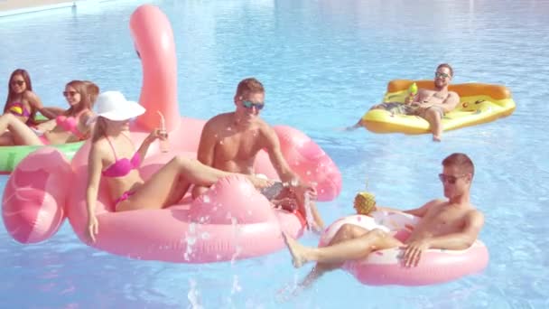 Slow Motion Bländning Lekfulla Vänner Njuter Färgglada Floaties Poolen Glada — Stockvideo