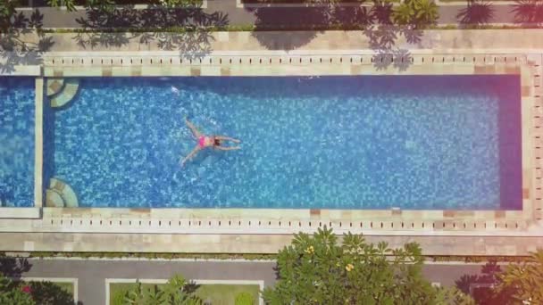 Antenne Von Oben Nach Unten Linsenblitz Unkenntliche Frau Sommerurlaub Erfrischend — Stockvideo