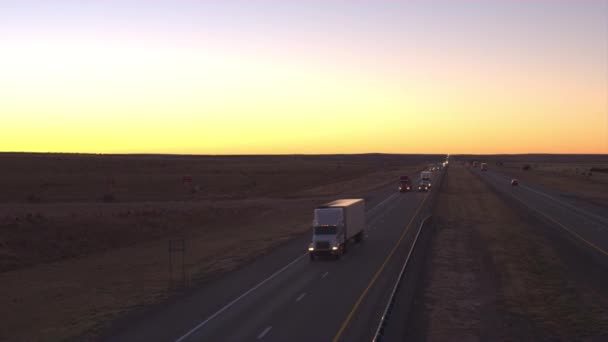 Luchtfoto Close Auto Vracht Semi Vrachtwagens Geladen Met Goederen Rijden — Stockvideo