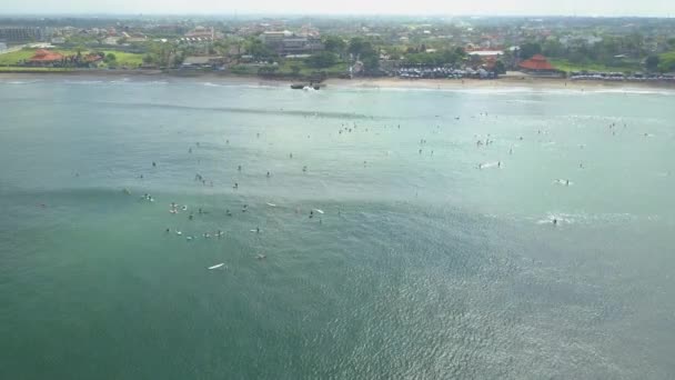 Luchtfoto Vliegen Boven Drukke Surfspot Canggu Dorp Oceanfront Villa Hotels — Stockvideo