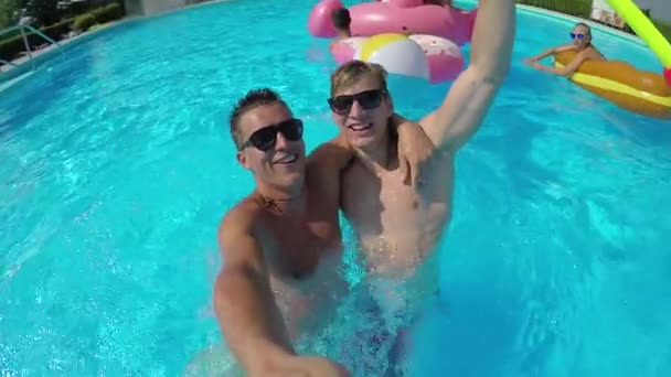 Zeitlupe Selfie Spaß Jungs Beim Selfie Video Mit Lächelnden Freunden — Stockvideo