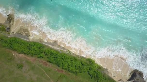 Topo Aerial Curly Espumoso Ondas Oceano Água Branca Salpicando Suavemente — Vídeo de Stock