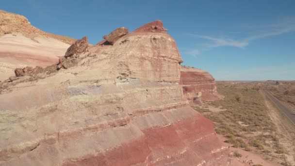 Aerial Voando Sobre Montanhas Mesa Erodidas Deserto Rochoso Vermelho Dia — Vídeo de Stock