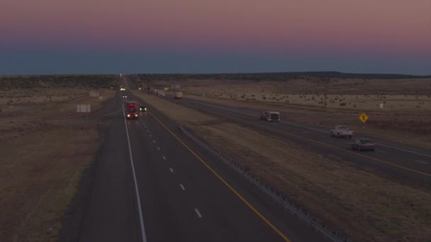美国德州阿洛克斯 12月16日 在公路上行驶的航空车和货运半卡车 黄昏时分在美国各地运输货物 集装箱卡车运输运输商在天黑后搬运货物 — 图库视频影像