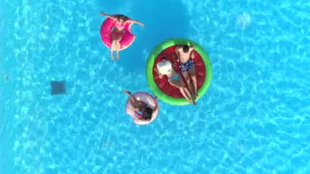 Luchtfoto Top Ingedrukt Jonge Meisjes Jongen Leggen Ontspannen Kleurrijke Floaties — Stockvideo