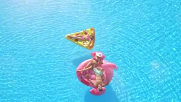 아래의 플레어 수영복을 남녀들 휘발성 위에서 떠다니는 플라밍고를 분홍색 플라밍고와 — 비디오