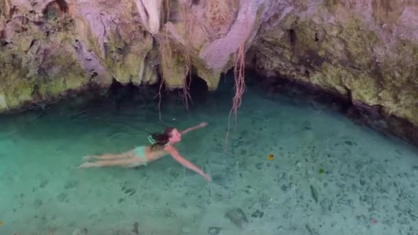 Fechar Mulher Muito Jovem Nadando Famoso Sumidouro Grand Cenote Alimentado — Vídeo de Stock