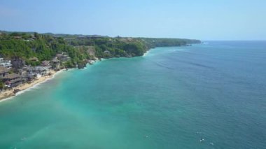 Hava yakın: oceanfront villalar, bungalovlar, uçan tatil evleri ve kabinler lüks tatil yeşil yemyeşil yağmur ormanları ile kaplı cliffy kıyısında. Cennet Adası Bali Beach yıkama dalgalar deniz