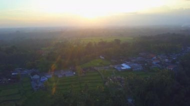 Hava: Yerel evleri, turist bungalovlar, Villa ve Tegalalang pirinç çeltik tarlaları ile küçük bir köy otellere ülke Glow gündoğumu. Puslu güneşli Bali doğal kırsal kasabanın içinden çalışan karayolu