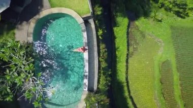 Yaz tatili lüks turizm beldesi muhteşem pirinç terasları güneşli Bali yukarıda hava üst aşağı mutlu genç kadının. Sonsuzluk havuzu yemyeşil palmiye ağacı orman tropik adada yukarıda kız