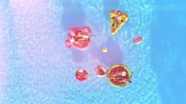 Hava Lens Flare arkadaş su silah olan havuz partisinde renkli floaties fight. Oynak çocuklar ve su ve hava ile şişirilen pizza, halka, flamingo ve karpuz yüzen üzerinde eğlenmek kızlar