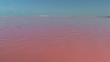 Anteni, kapatmak yukarıya: yakın Las Coloradas, Meksika'nın inanılmaz pembe göller su yüzeyi üzerinde uçan. Güzel kırmızı, turuncu ve mor saltworks. Çarpıcı renkli tuz buharlaşma gölet, Yucatan