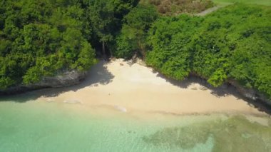 Hava, yakın: muhteşem taş merdivenle önde gelen lüks golf sahası yemyeşil bitki örtüsü orman orman yoluyla için mükemmel güneşli Bali berrak deniz manzarası bozulmamış kumlu plaj gizli