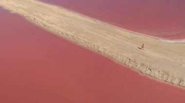 Hava: tuz buharlaşma gölet, Las Coloradas güneşli Meksika'da çok güzel pembe tonlar şaşaalı çarpıcı yukarıda uçan. Tatil renkli Salinas manzarayı kum tepeleri üzerinde yürüyen genç kız