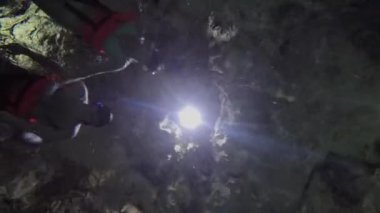 Sualtı, Low Angle View, Close Up: İki turist Meksika 'nın nefes kesici göbeğinde şnorkelle yüzüyor ve Aktun Chen' in doğal sularını keşfediyorlar. Yeraltı nehrine dalan turist çifti