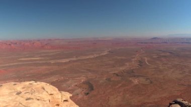 Hava: geriye doğru sonsuz Valley of Gods, Utah ABD yüksek kırmızı rock mesa dağın üzerinde uçan. Çarpıcı kırmızı çöl vadi erozyona uğramış mesa dağlar ve butte oluşumları sıcak güneşli gün ile