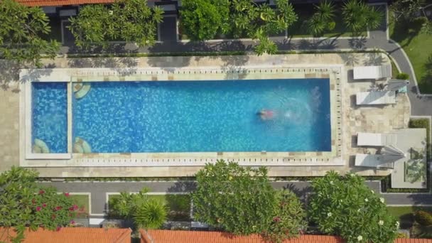 Luchtfoto Top Onherkenbaar Vrouw Zomervakantie Springen Hoofd Eerst Het Zwembad — Stockvideo