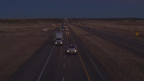 米国テキサス州アマリロ 空中車や貨物セミトラック夕暮れ時に米国の間で貨物を輸送 高速道路走行 暗闇の後の商品を運搬コンテナー トラック配信トランスポーター — ストック動画