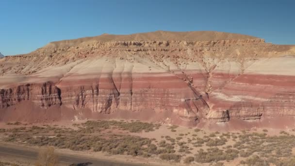 Antenne Flug Über Erodierte Mesa Berge Roter Felswüste Heißen Sommertagen — Stockvideo