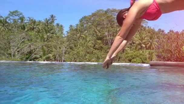 Lenta Moción Cerrar Lentes Flare Mujer Joven Bikini Rosa Saltando — Vídeos de Stock
