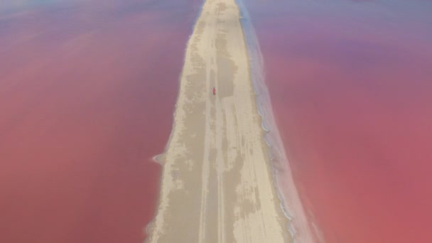 Aerial Volando Por Encima Una Mujer Caminando Playa Mexicana Arena — Vídeo de stock