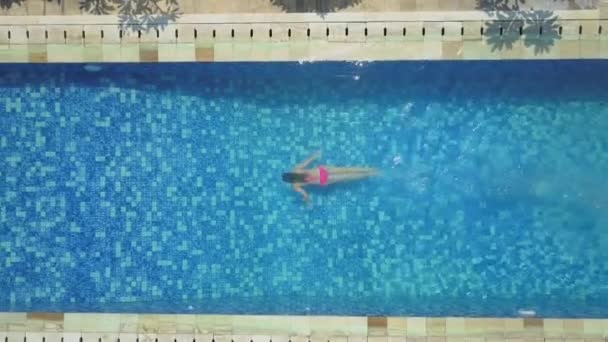 Luchtfoto Top Onherkenbaar Vrouw Zomervakantie Verfrissend Zwemmen Helder Zwembad Water — Stockvideo