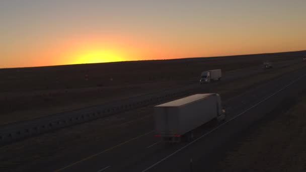 Antenowe Zbliżenie Samochody Ciężarówki Fracht Ładowane Towarów Pusty Autostradą Transport — Wideo stockowe