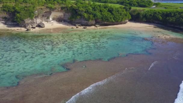 Antenn Människor Njuter Sommarlovet Vacker Sandstrand Balangan Majestätisk Klippa Soliga — Stockvideo