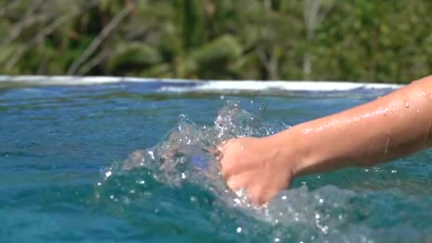 Low Motion Fechar Ireconhecível Jovem Fêmea Acariciando Água Com Mãos — Vídeo de Stock
