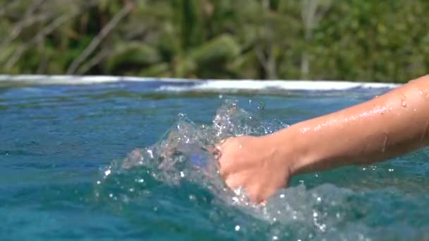 Slow Motion Close Onherkenbaar Jonge Vrouw Strelen Water Met Zachte — Stockvideo