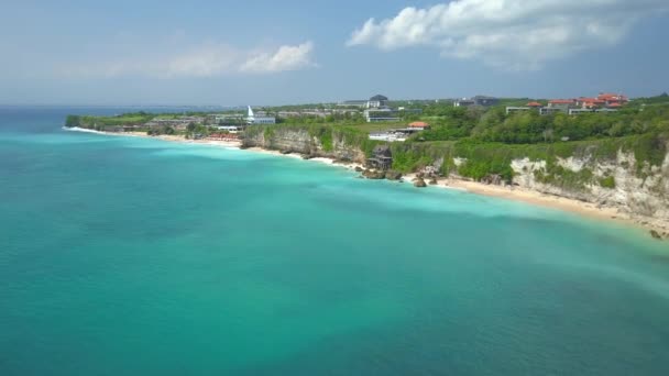 Aerial Volando Largo Villas Frente Mar Bungalows Casas Vacaciones Cabañas — Vídeo de stock