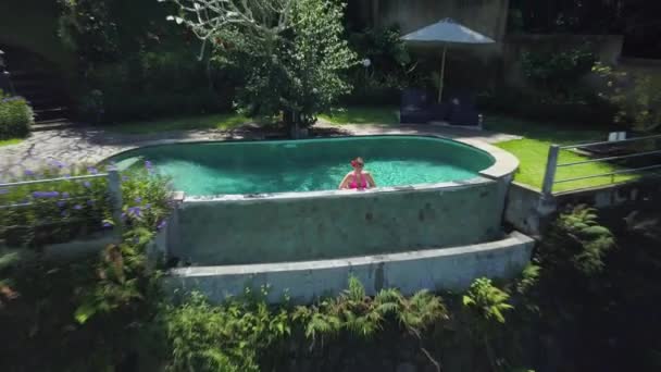 Luftaufnahme Einer Lächelnden Frau Erholsamen Sommerurlaub Einem Luxuriösen Ferienort Über — Stockvideo