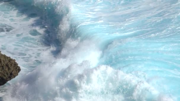 Slow Motion Närbild Enorma Turbulenta Skummande Ocean Wave Bryta Perfekta — Stockvideo