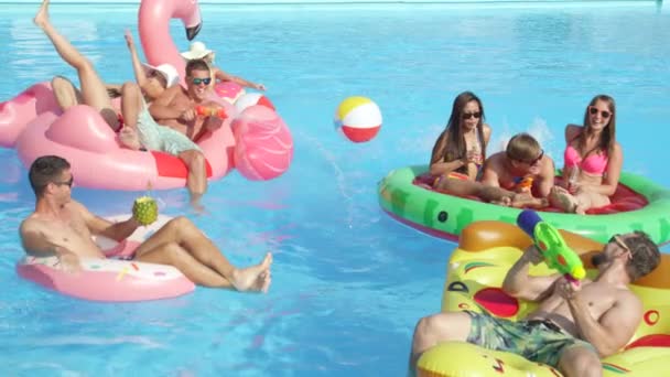 Slow Motion Close Gelukkig Lachend Studenten Hebben Water Gun Automatische — Stockvideo