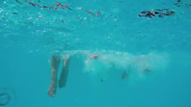 Slow Motion Close Underwater Τρία Αγνώριστα Χαρούμενα Κορίτσια Που Πιτσιλίζουν — Αρχείο Βίντεο