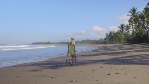 Chiusura Forte Donna Indipendente Che Cammina Con Stampelle Lungo Spiaggia — Video Stock