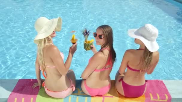 Movimiento Lento Cerrar Portrait Tres Chicas Alegres Bikini Rosa Sentadas — Vídeos de Stock