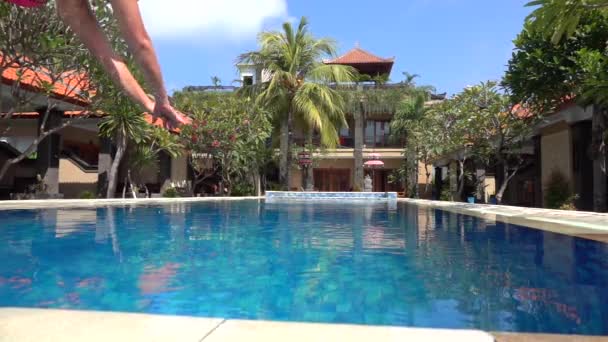 Moción Lenta Cerrar Mujer Joven Vacaciones Verano Saltando Cabeza Agua — Vídeo de stock