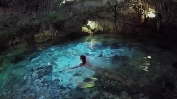 Närbild Ung Kvinna Simmar Turkos Pool Hisnande Underjordisk Grotta Turister — Stockvideo