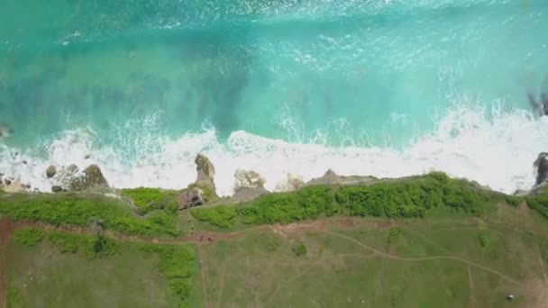 Topo Aerial Turistas Irreconhecíveis Aventura Ciclismo Verão Linda Costa Bali — Vídeo de Stock