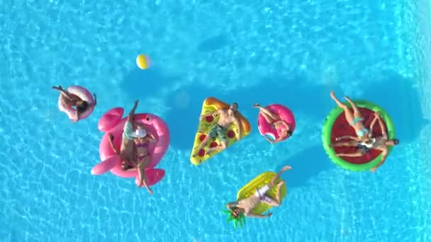 Aerial Top Garotas Brincalhões Caras Deitados Flutuações Coloridas Piscina Amigos — Vídeo de Stock