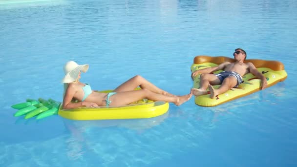 Close Fit Young Couple Laying Relaxing Pizza Pineapple Floaties Pool — Stock Video