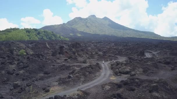 Aerial Close Bali Deki Küllü Toprak Pistte Tanınmayan Bir Çift — Stok video