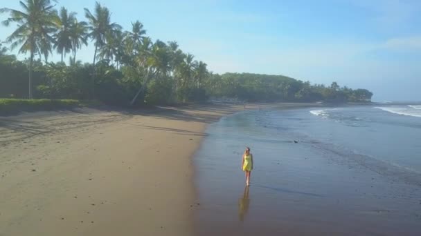 Antenn Flyger Runt Kvinnan Gul Klänning Barfota Vacker Sandstrand Omgiven — Stockvideo