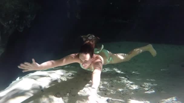 Agua Superior Atractiva Joven Hembra Bikini Verde Buceando Impresionante Río — Vídeo de stock